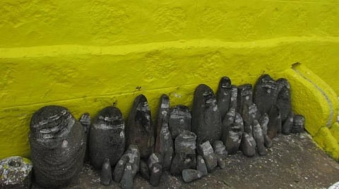 கோம்பை கிராமத்தில் கண்டெடுக்கப்பட்ட கற்கோடாரிகள்.
