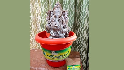 தோட்டக்கலைத்துறை சார்பில் விற்பனை செய்யப்படும் பசுமை விதை விநாயகர் சிலை அடங்கிய தொகுப்புகள்.