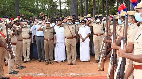 வெடிகுண்டு வீசி கொலை செய்யப்பட்ட காவலர் உடல் சொந்த ஊரில் அடக்கம்: இறுதிச் சடங்கில் டிஜிபி, மாவட்ட ஆட்சியர் உள்ளிட்டோர் பங்கேற்பு