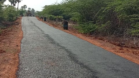 மானாமதுரை அருகே நத்தபுரக்கி கிராமத்துக்கு அமைக்கப்படும் தரமில்லாத சாலை.
