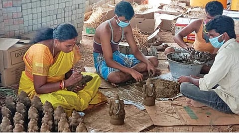 மானாமதுரை அருகே குஞ்சுக்காரனேந்தலில் மாட்டுச் சாணத்தால் தயாரிக்கப்படும் விநாயகர் சிலைகள்.﻿