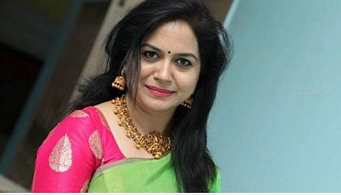 பிரபல பாடகிக்கு கரோனா தொற்று: ரியாலிட்டி நிகழ்ச்சியின் படப்பிடிப்பின் போது பரவியதாக தகவல்