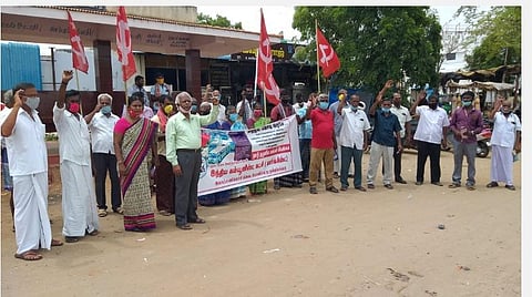 இனாம் மணியாச்சி விலக்கு அருகே நடந்த மக்கள் சந்திப்பு இயக்கத்தின்போது, கோரிக்கைகளை வலியுறுத்தி கோஷங்கள் முழங்கினர்.