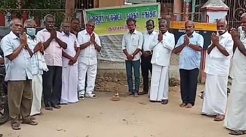 குடியாத்தம் பகுதியில் கூட்டு பிரார்த்தனையில் ஈடுபட்ட நடிகர் சங்கத்தினர்.