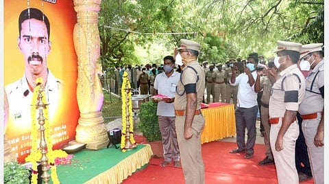 தூத்துக்குடி மாவட்டக் காவல் அலுவலகத்தில் காவலர் சுப்பிரமணியனுக்கு அஞ்சலி: எஸ்பி உள்ளிட்ட அதிகாரிகள் பங்கேற்பு