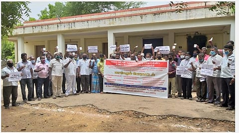 இ-பாஸ் முறையை நீக்க வலியுறுத்தி கோவில்பட்டியில் கார், வேன் ஓட்டுநர்கள் ஆர்ப்பாட்டம்