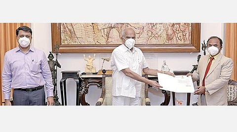சென்னை பல்கலைக்கழக துணைவேந்தராக நியமிக்கப்படுவதற்கான ஆணையை பேராசிரியர் எஸ்.கவுரியிடம் தமிழக ஆளுநர்  பன்வாரிலால் புரோஹித் நேற்று வழங்கினார். அருகில் ஆளுநரின் செயலாளர் ஆனந்த்ராவ் வி.பாட்டீல்.