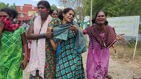 நெல்லையில் இரண்டு திருநங்கைகள் உள்பட 3 பேர் படுகொலை: கிணற்றில் வீசப்பட்ட சடலங்கள் மீட்பு- திருநங்கைகள் முற்றுகையால் சுத்தமல்லி காவல் நிலையத்தில் பரபரப்பு