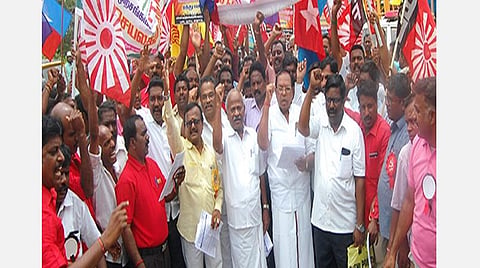 டாஸ்மாக் தொழிலாளர்கள் வேலை நிறுத்தம் : அனைத்து சங்க கூட்டமைப்பு சார்பில் நடப்பதாக தொமுச அறிவிப்பு