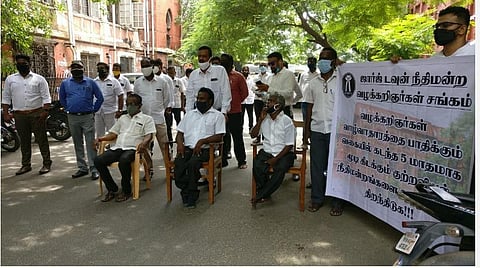 சென்னையில் 5 மாதங்களாக மூடப்பட்டுள்ள குற்றவியல் நீதிமன்றங்களை திறக்கவேண்டும்: வழக்கறிஞர்கள் ஆர்ப்பாட்டம் 
