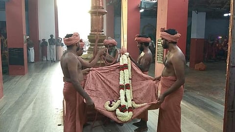 சாமிதோப்பு அய்யா வைகுண்டர் தலைமை பதியில் ஆவணி திருவிழா கொடியேற்றம்: சமூக இடைவெளியுடன் நடந்தது