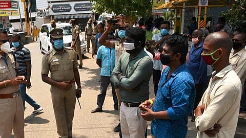 சாதி, மத மோதலைத் தூண்டும் வகையில் சமூக வலைதளங்களில் தவறான தகவல்களைப் பரப்புவோர் மீது குண்டர் சட்டம் பாயும்: தூத்துக்குடி எஸ்.பி கடும் எச்சரிக்கை