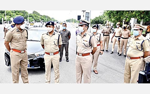 விநாயகர் சதுர்த்தியை முன்னிட்டு சென்னை பெருநகர காவல் ஆணையர் மகேஷ்குமார் அகர்வால் மெரினா, கலங்கரை விளக்கம் அருகே செய்யப்பட்டிருந்த பாதுகாப்பு ஏற்பாடுகளை பார்வையிட்டார். கூடுதல் ஆணையர்கள் ஆர்.தினகரன் (தெற்கு), என்.கண்ணன் (போக்குவரத்து) உள்ளிட்டோர் உடனிருந்தனர்.
