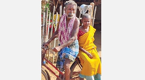 மனைவி மஞ்சுளாவுடன் கூலித் தொழிலாளி அறிவழகன் ﻿﻿(கோப்பு படம்)﻿﻿