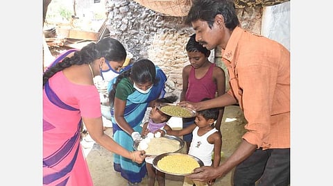 கோவை சௌரிபாளையம் பகுதியில் அங்கன்வாடி குழந்தைகளுக்கு அரிசி, பருப்பு, முட்டைகள் வழங்கிய அங்கன்வாடி பணியாளர்கள். | படம்: ஜெ.மனோகரன்.