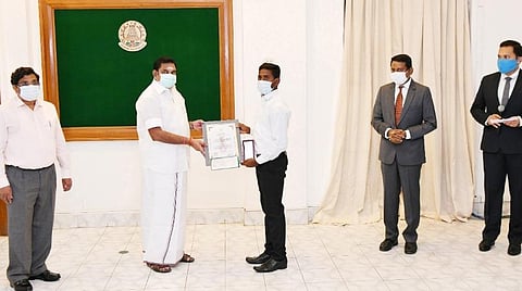 ஏரியில் மூழ்கி உயிருக்குப் போராடிய 6 பேரைக் காப்பாற்றிய இளைஞர்: மத்திய அரசின் வீர தீர விருதை முதல்வர் பழனிசாமி வழங்கினார்