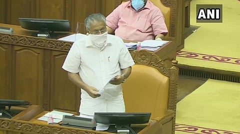 கேரள சட்டப்பேரவையில் முதல்வர் பினராயி விஜயன் தீர்மானத்தை முன்வைத்து பேசிய காட்சி | படம்: ஏஎன்ஐ