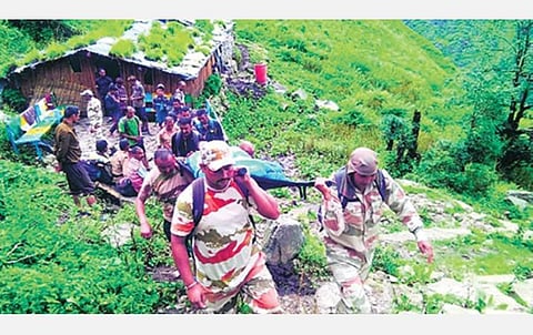 காயமடைந்த பெண்ணை படுக்கையில் வைத்து மலைப்பகுதியில் சுமந்து வரும் ஐடிபிபி வீரர்கள்.