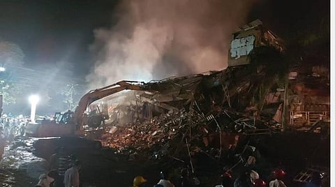 மகாராஷ்டிராவில் இடிந்து விழுந்த கட்டிடம்.