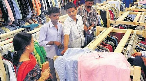 ஈரோடு ஜவுளி சந்தையில் இ-பாஸ் தளர்வால் 25% விற்பனை அதிகரிப்பு: தீபாவளியை எதிர்பார்த்து காத்திருக்கும் வியாபாரிகள்