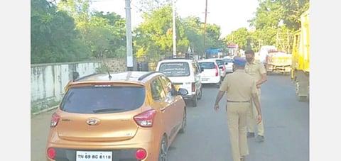 ஆரல்வாய்மொழி சோதனைச்சாவடியில் நேற்று அதிகாலை முதலே வாகனங்கள் 2 கி.மீ. தொலைவுக்கு அணிவகுத்து நின்றதால்  போக்குவரத்து நெரிசல் ஏற்பட்டது.