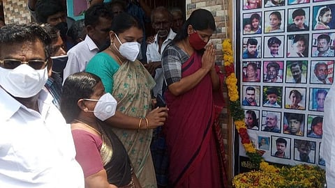 கேரள மண் சரிவில் உயிரிழந்த கயத்தாற்று தொழிலாளர்கள் குடும்பத்துக்கு கனிமொழி எம்.பி. ஆறுதல்