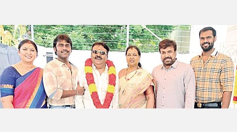 சென்னை சாலிகிராமத்தில் உள்ள தனது இல்லத்தில் மனைவி, மகன்கள் மற்றும் குடும்பத்தினருடன் நேற்று பிறந்தநாள் கொண்டாடிய தேமுதிக தலைவர் விஜயகாந்த்.