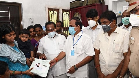 காவலர் சுப்பிரமணியன் குடும்பத்துக்கு அமைச்சர் நேரில் ஆறுதல்: சொந்த நிதியில் ரூ.5 லட்சம் உதவித் தொகை வழங்கினார்