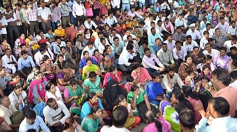 கல்வி அறம்வேண்டி நிற்கும் கவுரவ விரிவுரையாளர்கள்!