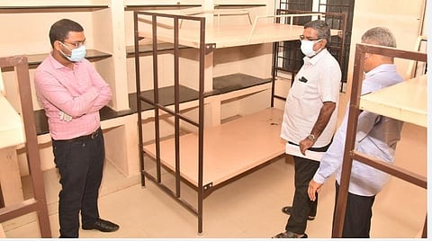 அண்ணா பல்கலைக்கழக விடுதியில் ஆணையர்.