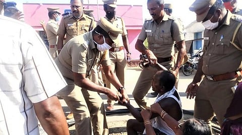 உயர்அழுத்த மின் கம்பி அமைக்க எதிர்ப்பு: கோவில்பட்டி பெரியசாமிபுரத்தில் போராட்டம்- 16 பேர் கைது