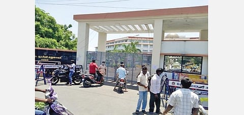 சேலம் ஆட்சியர் அலுவலக ஊழியர்களுக்கு  கரோனா தொற்று பரவியதால், தூய்மைப்பணிக்காக மூன்று நாட்களுக்கு ஆட்சியர் அலுவலகம் மூடப்பட்டது.