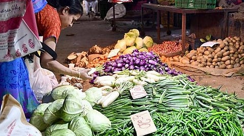 கேரள வியாபாரிகள் வராததால் ஓணம் சீஸன் காய்கறி வியாபாரம் மந்தம்