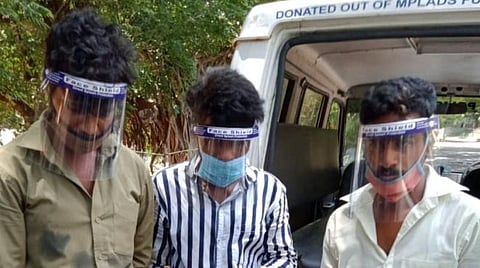 கஞ்சா விற்பனை மற்றும் பதுக்கல் தொடர்பாக கைதாகி கரோனா பரிசோதனைக்கு அழைத்துச் செல்லப்பட்ட மூவர்.