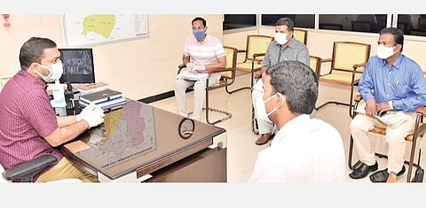 கோவை மாநகராட்சி மத்திய மண்டல அலுவலகத்தில் நேற்று நடைபெற்ற கரோனா தொற்று தடுப்புப் பணிகள் குறித்த ஆலோசனைக் கூட்டத்தில் பங்கேற்ற மாநகராட்சி ஆணையர் ஷ்ரவன் குமார் ஜடாவத் மற்றும் அதிகாரிகள்.﻿