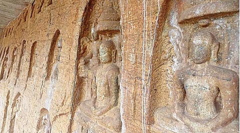 திருக்குணகிரி சமணர் மலையில் சிதைக்கப்பட்டுள்ளசிற்பங்கள்.