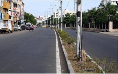 தளர்வு இல்லாத முழு ஊரடங்கால் தமிழகம் முழுவதும் சாலைகள் வெறிச்சோடின