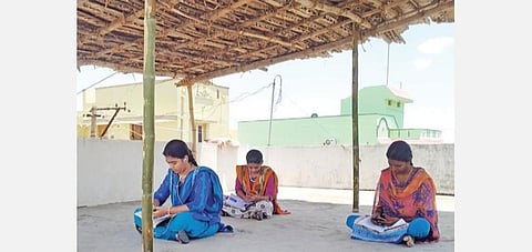 நாட்டார்மங்கலம் கிராமத்தில் உயரமான மாடி வீடுகளின் மீது பந்தல் அமைத்து இணையம் வழியாக கல்வி பயிலும் மாணவிகள்.