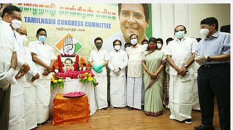 வசந்தகுமார் படத்துக்கு ஸ்டாலின் அஞ்சலி: சத்தியமூர்த்தி பவனுக்கு நேரில் சென்றார்