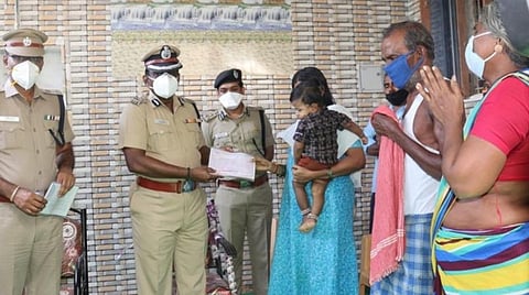 வெடிகுண்டு வீசி கொலை செய்யப்பட்ட காவலர் சுப்பிரமணியன் குடும்பத்துக்கு ரூ.86.50 லட்சம் நிதியுதவி: தென்மண்டல ஐஜி முருகன் நேரில் வழங்கினார்