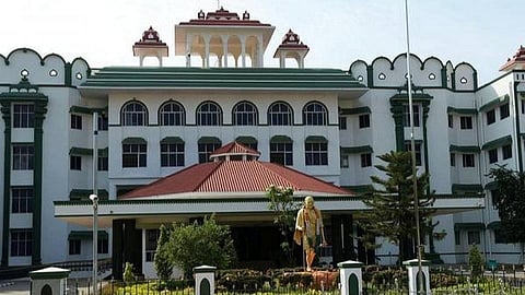 பெற்றோரை இழந்து தவிக்கும் குழந்தைகளுக்கு நிவாரணம் வழங்கக் கோரும் வழக்கு: தமிழக அரசுக்கு உயர் நீதிமன்றம் நோட்டீஸ்
