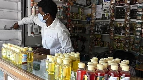 கொடைக்கானல் ஏரிச்சாலையில் ஐந்து மாதங்களுக்கு பிறகு சுற்றுலாபயணிகளை எதிர்பார்த்து கடைகளை தயார் செய்யும் சிறுவியாபாரி.