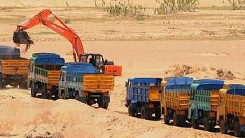 சாவி இல்லாததால் பறிமுதல் செய்த லாரிகளை குவாரியிலேயே காவல் காக்கும் போலீஸார் 