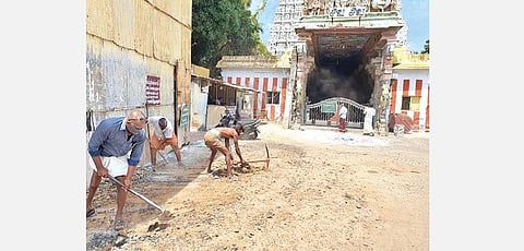 சுசீந்திரம் தாணுமாலய சுவாமி கோயில் திறப்பதை முன்னிட்டு கோயில் முன்பு வளாகப் பகுதியை சீரமைக்கும் பணி நேற்று நடைபெற்றது.