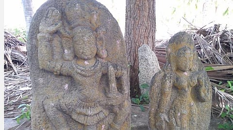 திருப்பத்தூர் அடுத்த செலந்தம்பள்ளி கிராமத்தில் விவசாய நிலத்தில் கண்டறியப்பட்ட நடுகற்கள்.