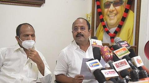 வேலூர் மத்திய மாவட்ட திமுக அலுவலகத்தில் செய்தியாளர்கள் சந்திப்பு நிகழ்ச்சியில் பேசும் எம்எல்ஏ ஏ.பி.நந்தகுமார்.