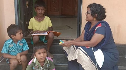 காரைக்குடி பகுதியில் வீட்டு வாசலில் அமர்ந்து இணைய வசதி இல்லாத மாணவர்களுக்கு பாடம் கற்பிக்கும் ஆசிரியர் பா.தென்றல்.