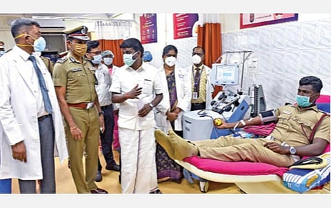 கரோனா தொற்றில் இருந்து குணமடைந்த தமிழ்நாடு தீயணைப்பு மீட்பு பணித் துறை வீரர்கள் சென்னை ராஜீவ்காந்தி அரசு மருத்துவமனையில் நேற்று பிளாஸ்மா தானம் செய்தனர். இதை சுகாதாரத் துறை அமைச்சர் சி.விஜயபாஸ்கர், தீயணைப்பு மீட்புப் பணிகள் துறை இயக்குநா் சி.சைலேந்திரபாபு உள்ளிட்டோர் பார்வையிட்டனர்.				              படம்: ம.பிரபு