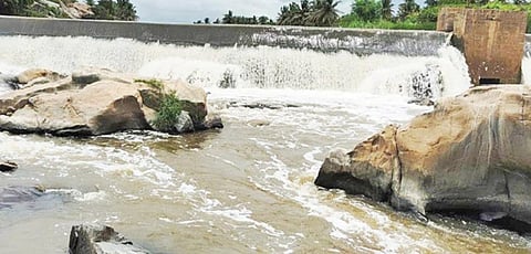 கிருஷ்ணகிரி பகுதியில் பெய்து வரும் தொடர் மழையால் தென்பெண்ணை ஆற்றில் நீர்வரத்து அதிகரித்துள்ளது. எண்ணேகொல் புதூர் தடுப்பணையில் வழிந்தோடும் தண்ணீர். 			    	                 படம்: எஸ்.கே.ரமேஷ்