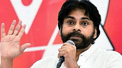 பிறந்த நாளுக்காக பேனர்; மின்சாரம் பாய்ந்து பவன் கல்யாண் ரசிகர்கள் 3 பேர் பலி - திரையுலகினர் நிதியுதவி